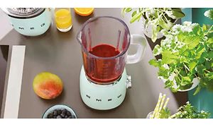 Pastelblå Smeg blender i 50'er stil med smoothie på en køkkenbord