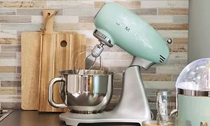 Pastelblå Smeg-køkkenmaskine i 50'er-stil på et køkkenbord