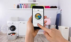 En person, der bruger en vaskemaskineapp på sin smartphone