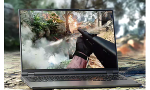 Et billede af en Lenovo Legion bærbar computer i naturen, hvorpå der vises et spil