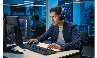 En gamer der spiller på sit Legion-setup på et kontor