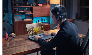 En gamer der spiller i sin stue