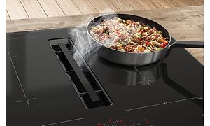 Bosch kogeplade med integreret emhætte, hvorpå der laves wok