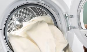 Hisense brand page - Inde i en vaskemaskine med hvidt tøj i