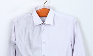 Hisense brand page - Hvid skjorte på en bøjle