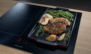 Hisense brand page - Induktionskogeplade med en stor gillpande