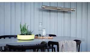 Udekøkken - en vægmonteret terrassevarmer over et udendørs bord