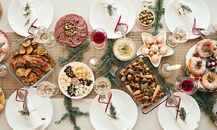 Dækket bord med julemad