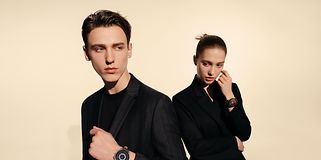 Huawei Watch 3 på armen af mand og kvinde klædt i sort