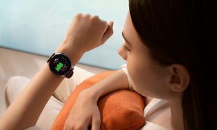 Huawei Watch 3 på armen kvinde, der tjekker sin puls