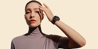Huawei Watch 3 på armen af kvinde på beige baggrund