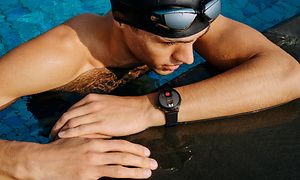 Huawei Watch 3 på armen af mandlig svømmer i pool
