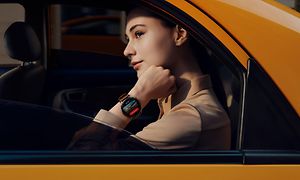 Huawei Watch 3 på armen af kvinde i taxa