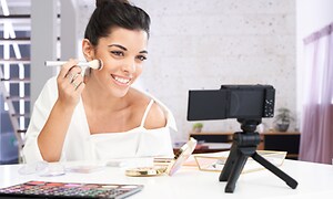 Kvinde lægger makeup bag et Sony ZV-kamera