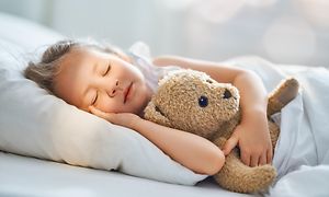 Pige sover med sin bamse