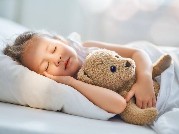 Pige sover med sin bamse