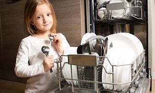 Et barn foran en integreret opvaskemaskine 45 cm