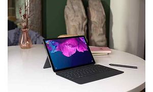 Lenovo Tab P11 tablet på et bord