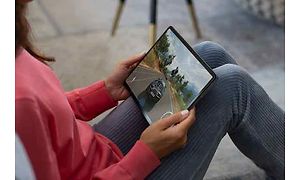 Kvinde sidder med Lenovo Tab P11 tablet