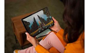 Kvinde holder Lenovo Tab P11 tablet