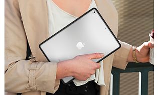 Kvinde holder en Protective React case