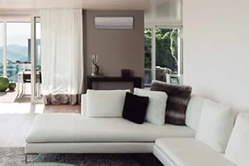 Varmepumpe på en væg i et hjem