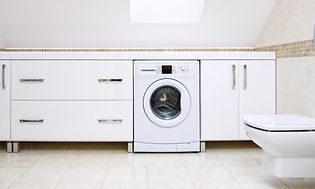 Indbygget vaskemaskine i badeværelse