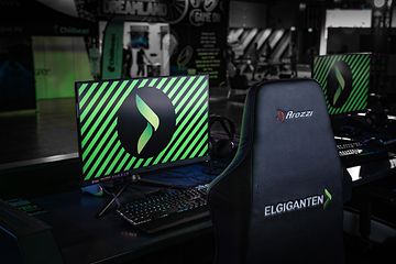 Skærm og gamingstol med Elgiganten logo