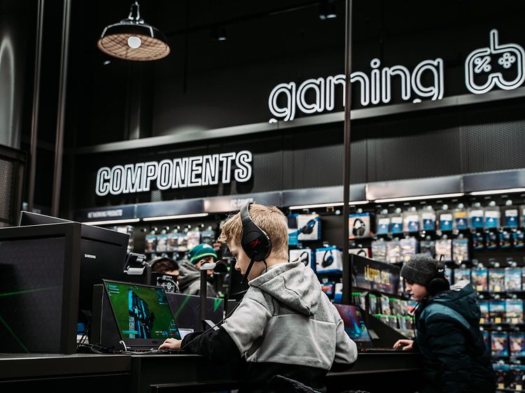 Dreng gamer i en Elgiganten butik