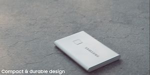Hvid Samsung SSD på gulv