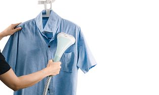En person damper en skjorte