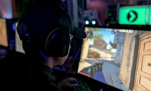 Dreng med headset foran et computerspil