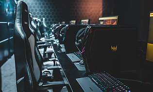 Gaming-stole og gaming-PC'er på en række