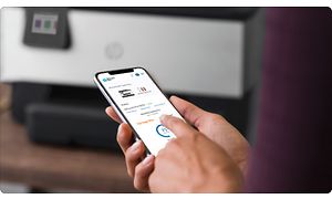 Person på Instant Ink app på en telefon