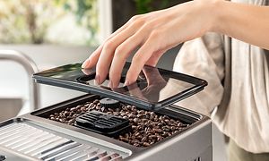 Kvinde åbner kaffekværn