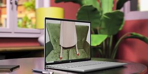 Computerskærm viser kvinde på grøn sofa