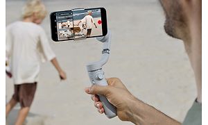 Mand filmer barn med DJI OM 5