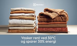To bunker med foldet tøj på blå baggrund og dansk tekst
