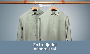 To grønne skjorter på bøjle og dansk tekst