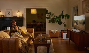 Par ser tv med Sonos Beam soundbar i stuen
