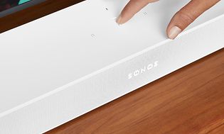Hånd rører ved Sonos Beam soundbar