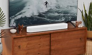 Sonos Beam Gen 2 soundbar og tv med surfer på