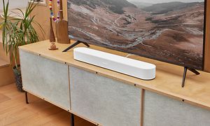 Hvid Sonos Beam Gen 2 soundbar under tv
