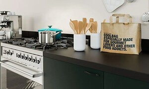 Et køkken med udstyr på bordpladen