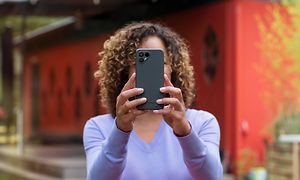 Fairphone 4 i hånden på en kvinde, der tager et foto