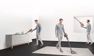 Illustration af en mand, der rengør et værelse på forskellige måder med en Dyson-støvsuger