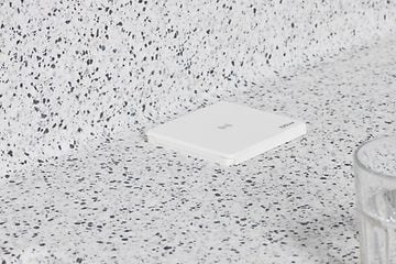 Hvid EVOLine Square80 stikkontakt integreret i en køkkenbordplade