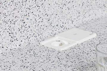 Hvid EVOLine Square80 stikkontakt integreret i en køkkenbordplade