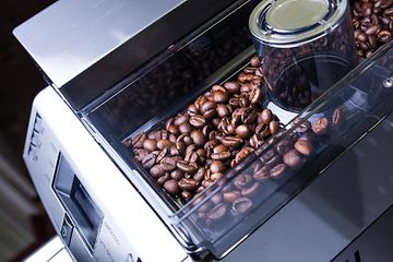 Kaffebønner i en kaffemaskine