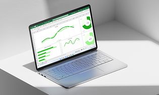 Windows 11 bærbar på et hvidt bord